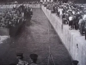 История на съветската армия в бургас и паметника „альоша“ „освобождаването” на гр. Бургас през септември 1944 г. – жителите на морския град посрещат съветските окупационни части на пристанището. | снимка: национален военноисторически музей.