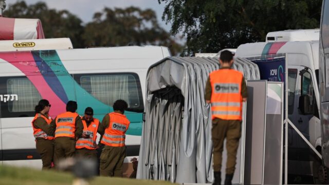 Hamás empieza a liberar a los primeros rehenes israelíes tres días después del alto el fuego en Gaza
