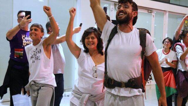 La diputada de la CUP Pilar Castillejo llega al Prat junto al resto de catalanes de la Flotilla: “Israel nos ha secuestrado”