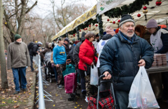 Gyorsan elkapkodták az élelmiszercsomagokat a karácsonyi ételosztáson 2025 Gyorsan elkapkodták az élelmiszercsomagokat a karácsonyi ételosztáson 2025