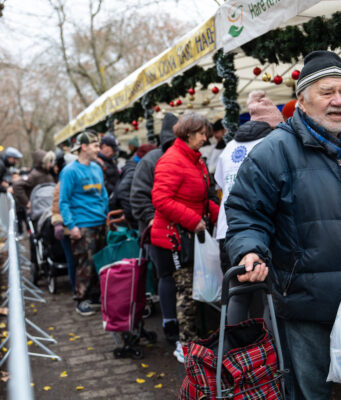 Gyorsan elkapkodták az élelmiszercsomagokat a karácsonyi ételosztáson 2025 Gyorsan elkapkodták az élelmiszercsomagokat a karácsonyi ételosztáson 2025