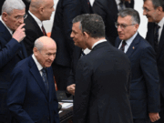 Özgür Özel ve Devlet Bahçeli, Meclis Genel Kurulu’nda tokalaştı 2025 Özgür Özel ve Devlet Bahçeli, Meclis Genel Kurulu'nda tokalaştı 2025