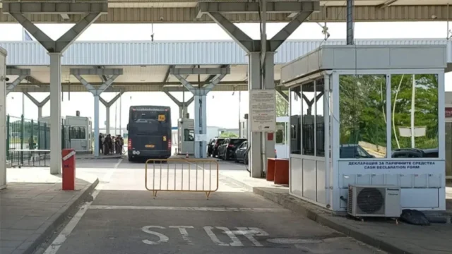 Интензивен трафик на два ключови гранични пункта тази сутрин