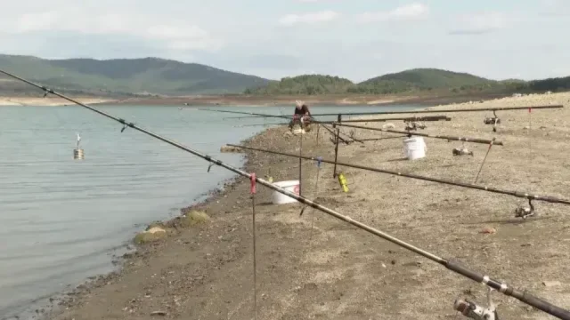 Покъртителна гледка. Още един язовир с критично малко вода