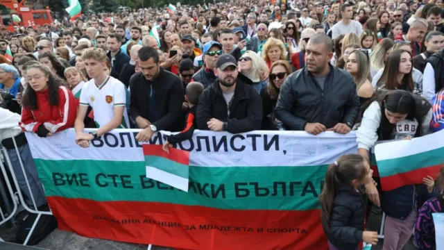 Посрещат волейболните ни национали в центъра на София (НА ЖИВО)