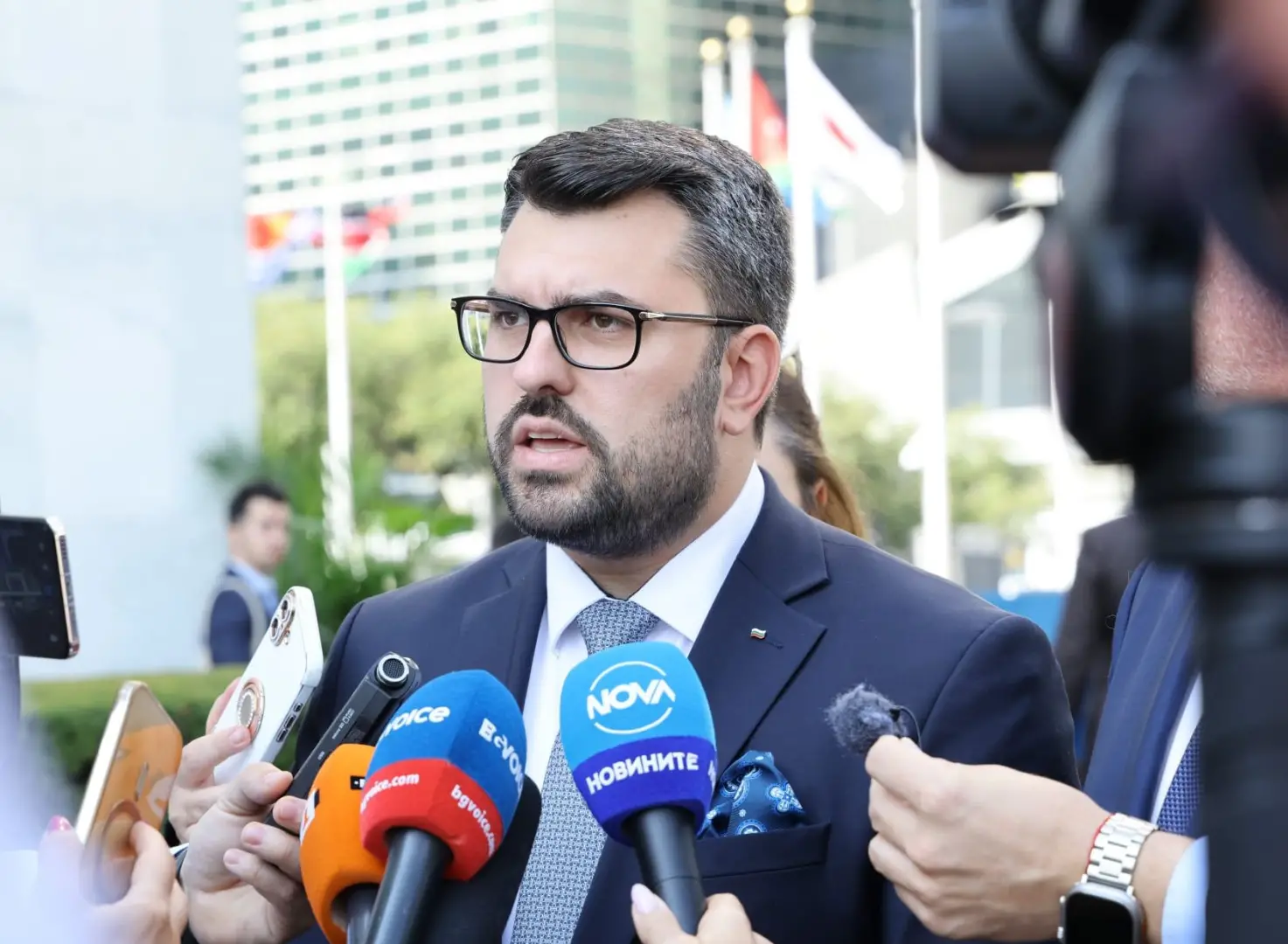 Росен желязков: русия трябва да върне отвлечените украински деца d180d0bed181d0b5d0bd d0b6d0b5d0bbd18fd0b7d0bad0bed0b2 d180d183d181d0b8d18f d182d180d18fd0b1d0b2d0b0 d0b4d0b0 d0b2d18ad180d0bdd0b5 d0be 1 нашата позиция е непроменена – ясна и категорична, каза премиерът връщането на децата на украйна не е част от преговорния процес, това е условие, което трябва да се изпълни, за да започнат същинските мирни преговори в украйна. Това заяви премиерът росен желязков на брифинг пред български медии в ню йорк. &bdquo;нашата позиция е непроменена &ndash; ясна и категорична“, отбеляза желязков. &bdquo;териториите, окупирани от руската федерация в украйна, както и всички граждани, преминали през така наречените филтрационни лагери, трябва незабавно да бъдат върнати по местата си“, добави той. По-късно днес желязков ще вземе участие в събитие в кулоарите на общото събрание на оон, посветено на връщането на украинските деца от русия в украйна. Срещата ще бъде председателствана от украинския президент володимир зеленски и премиера на канада марк карни. Министърът на външните работи георг георгиев, който придружаваше премиера, каза в отговор на въпрос за задържания български гражданин в украйна, че министерството на външните работи е в &bdquo;контакт с близките на нашия сънародник“. &bdquo;важно е да уточня, че той е с двойно гражданство - и българско, и украинско“, обясни георгиев. “пребивавайки на територията на украйна, спрямо него действат и украинските закони, включително по отношение на мобилизацията“, допълни той. &nbsp; външно отсече: българинът в украйна подлежи на мобилизация! На въпроса дали е имало разговор с президента румен радев по темата външният ни министър каза, че &bdquo;в подобни ситуации популизмът е излишен“. &bdquo;българската държава винаги е действала отговорно и е работила с оглед на положителния резултат, а не за извличане на съмнителни политически дивиденти“, заяви той. Георгиев добави също, че няма информация дали българският ни консул е получил съдействие от украинските власти по въпроса. Юстиция