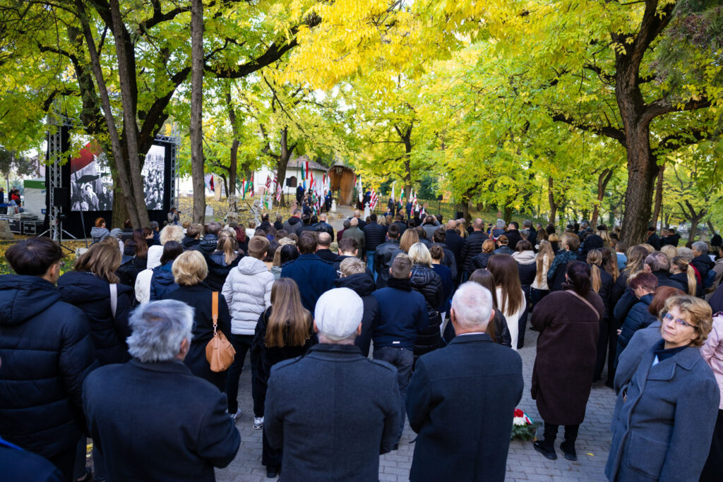 „a megmaradás képessége tartotta meg a nemzetet” – jelentette ki tuzson bence a dunakeszi 1956-os megemlékezésen a megmaradas kepessege tartotta meg a nemzetet jelentette ki tuzson bence a dunakeszi 1956 os megemlekezesen 415 iustitia. Bg -dunakeszi városa október 23-án méltóságteljes ünnepséggel emlékezett meg az 1956-os forradalom és... Iustitia. Bg „a megmaradás képessége tartotta meg a nemzetet” – jelentette ki tuzson bence a dunakeszi 1956-os megemlékezésen 2025-10-23 13:45:51 igazságszolgáltatás - iustitia. Bg