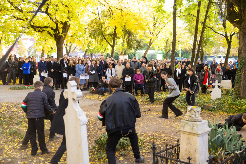 „a megmaradás képessége tartotta meg a nemzetet” – jelentette ki tuzson bence a dunakeszi 1956-os megemlékezésen a megmaradas kepessege tartotta meg a nemzetet jelentette ki tuzson bence a dunakeszi 1956 os megemlekezesen 422 iustitia. Bg -dunakeszi városa október 23-án méltóságteljes ünnepséggel emlékezett meg az 1956-os forradalom és... Iustitia. Bg „a megmaradás képessége tartotta meg a nemzetet” – jelentette ki tuzson bence a dunakeszi 1956-os megemlékezésen 2025-10-23 13:45:51 igazságszolgáltatás - iustitia. Bg