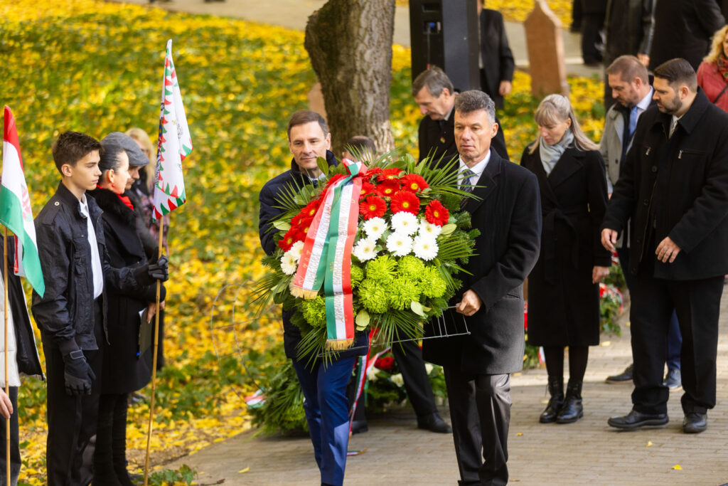 „a megmaradás képessége tartotta meg a nemzetet” – jelentette ki tuzson bence a dunakeszi 1956-os megemlékezésen a megmaradas kepessege tartotta meg a nemzetet jelentette ki tuzson bence a dunakeszi 1956 os megemlekezesen 428 iustitia. Bg -dunakeszi városa október 23-án méltóságteljes ünnepséggel emlékezett meg az 1956-os forradalom és... Iustitia. Bg „a megmaradás képessége tartotta meg a nemzetet” – jelentette ki tuzson bence a dunakeszi 1956-os megemlékezésen 2025-10-23 13:45:51 igazságszolgáltatás - iustitia. Bg
