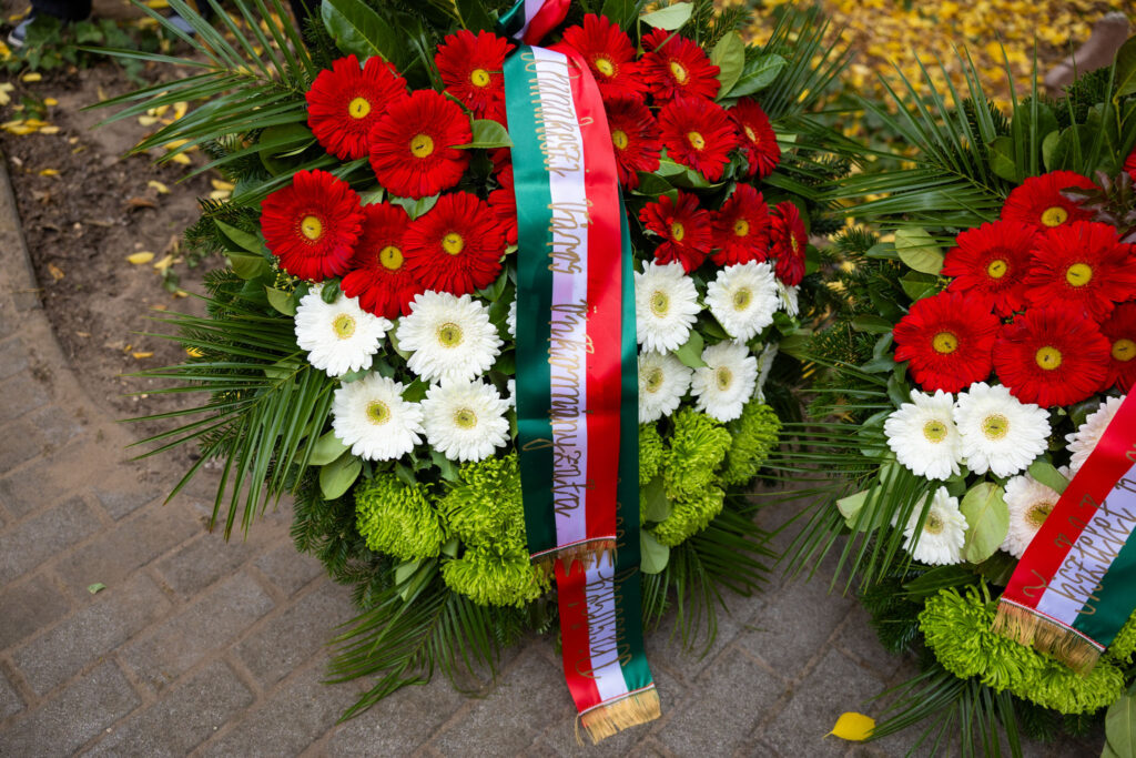 „a megmaradás képessége tartotta meg a nemzetet” – jelentette ki tuzson bence a dunakeszi 1956-os megemlékezésen a megmaradas kepessege tartotta meg a nemzetet jelentette ki tuzson bence a dunakeszi 1956 os megemlekezesen 432 iustitia. Bg -dunakeszi városa október 23-án méltóságteljes ünnepséggel emlékezett meg az 1956-os forradalom és... Iustitia. Bg „a megmaradás képessége tartotta meg a nemzetet” – jelentette ki tuzson bence a dunakeszi 1956-os megemlékezésen 2025-10-23 13:45:51 igazságszolgáltatás - iustitia. Bg