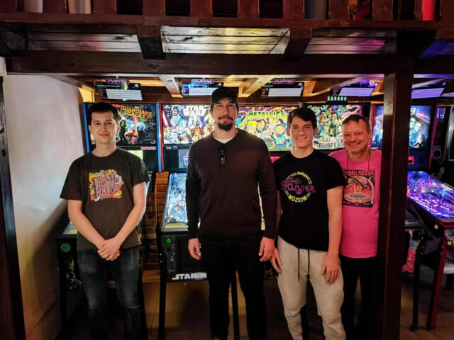 Adam Driver a budapesti Flippermúzeumban járt Adam Driver a budapesti Flippermúzeumban járt