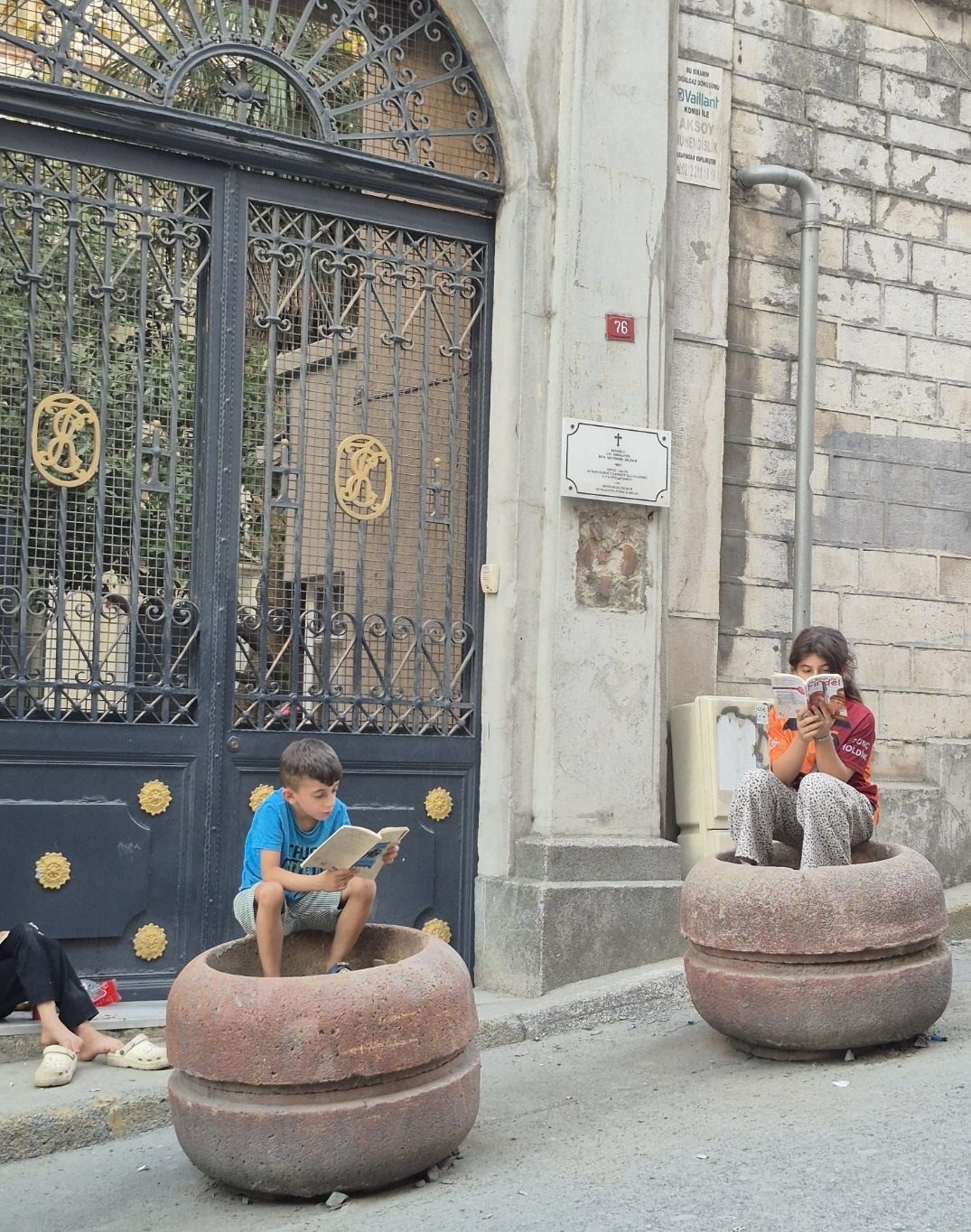 Bir kitabın yokluğu bir kitabin yoklugu iustitia. Bg fotoğraf üzerine yazmak… ne kadar da tanıdık bir şey. Bir karede birkaç çocuk, ellerinde kitaplar.... Iustitia. Bg bir kitabın yokluğu 2025-10-19 03:37:34 adalet - iustitia. Bg