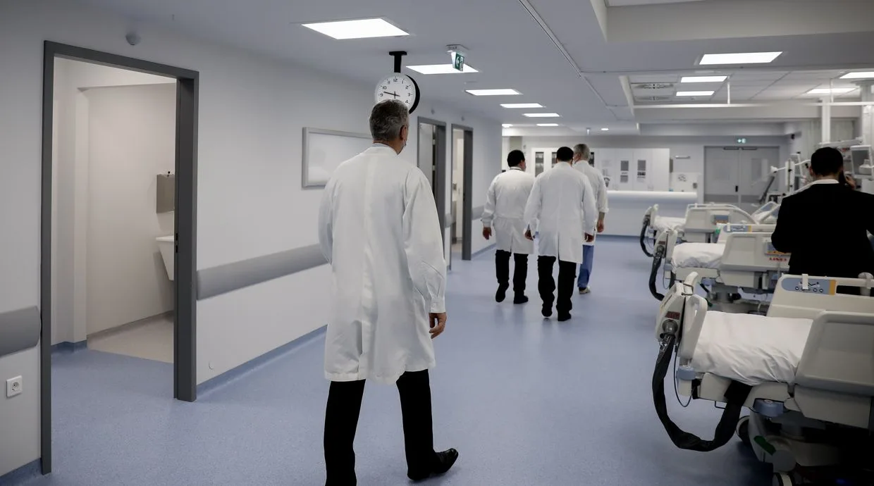 Η ελλάδα εκπαιδεύει γιατρούς για το εξωτερικό... Πώς και γιατί 17. 500 έλληνες γιατροί έχουν φύγει από τη χώρα