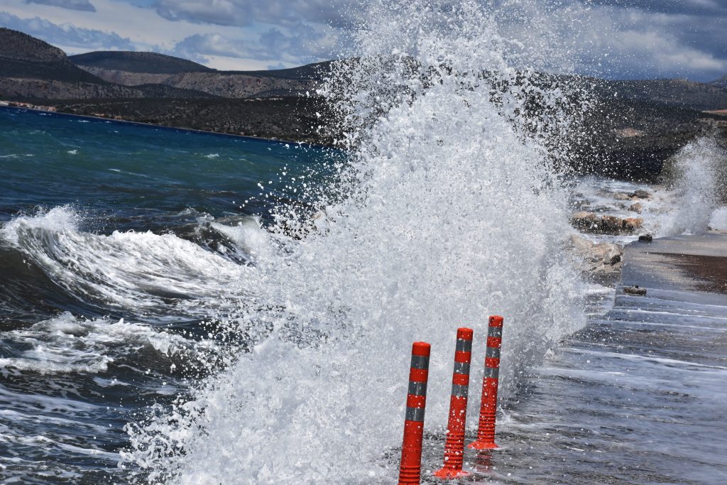 Κύμα σε προκυμαία