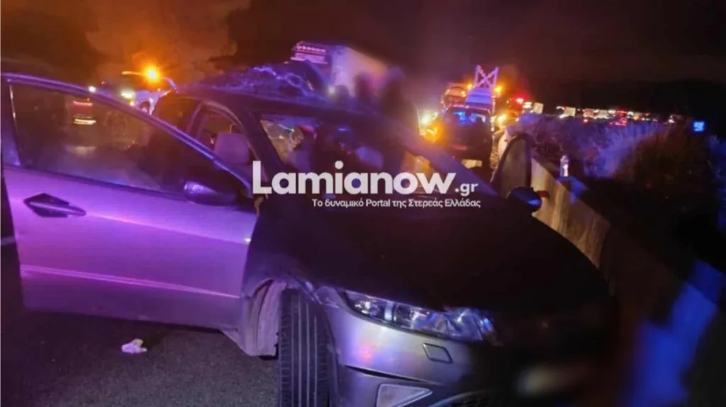 Σφοδρή σύγκρουση σε τροχαίο στην αθηνών-λαμίας: φορτηγό παρέσυρε σταματημένο αυτοκίνητο! Φωτο