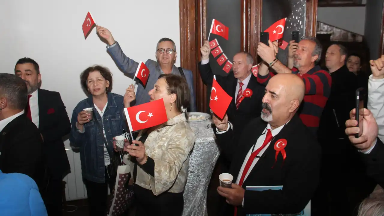 Cumhuriyetin 102. Yılı trabzon sanatevi’nde coşkuyla kutlandı cumhuriyetin 102 yili trabzon sanatevinde coskuyla kutlandi iustitia. Bg etkinlik, ankara üniversitesi dil ve tarih-coğrafya fakültesi tarih bölümü öğretim üyesi dr. Lemi... Iustitia. Bg cumhuriyetin 102. Yılı trabzon sanatevi’nde coşkuyla kutlandı 2025-10-29 13:37:00 adalet - iustitia. Bg