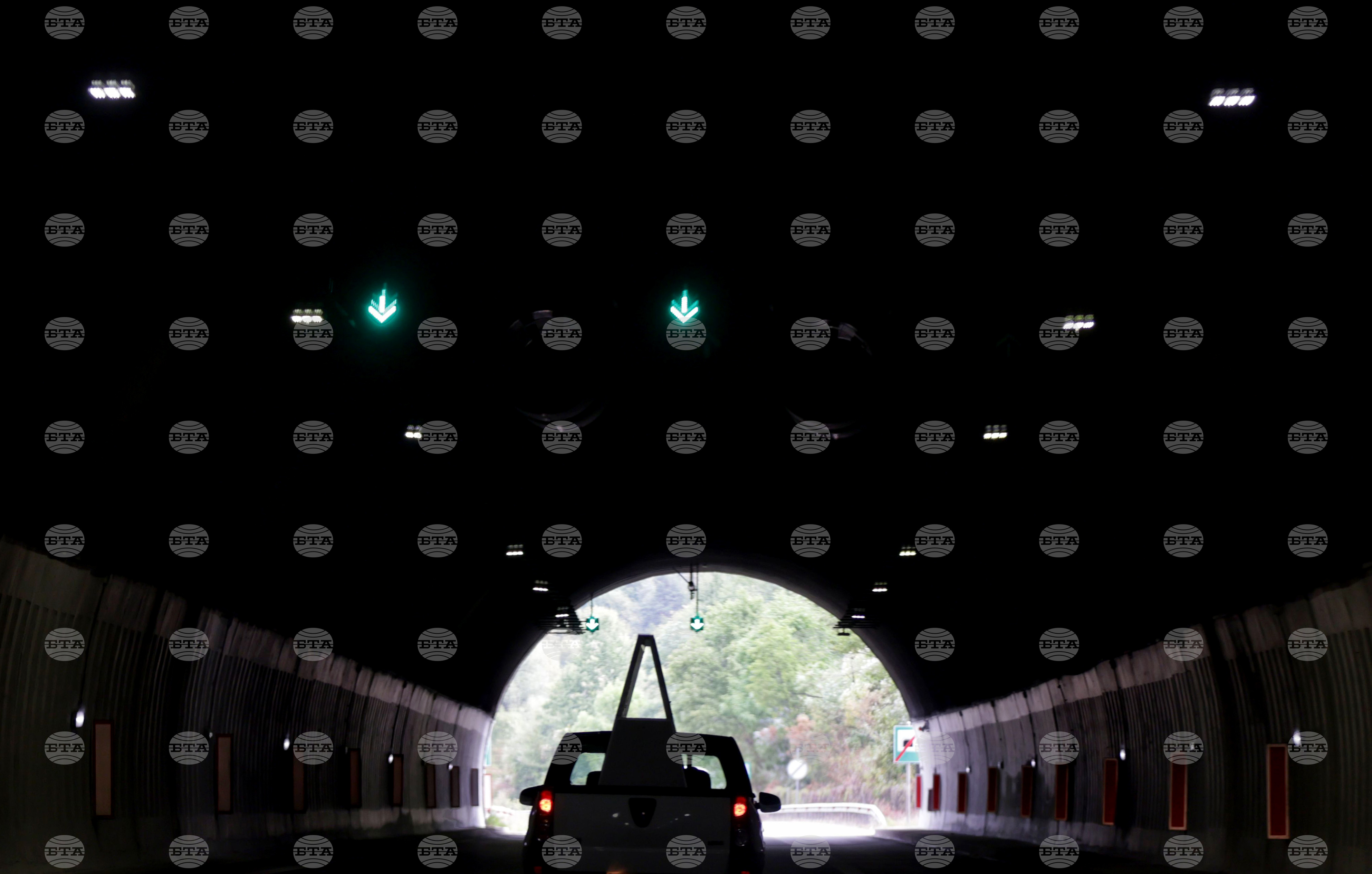 Агенция „пътна инфраструктура“ призовава за повишено внимание при шофиране в тунел "железница" заради неработещо осветление d0b0d0b3d0b5d0bdd186d0b8d18f d0bfd18ad182d0bdd0b0 d0b8d0bdd184d180d0b0d181d182d180d183d0bad182d183d180d0b0 d0bfd180d0b8 движението при км 370 на път i-1 в тунел "железница" да се осъществява с повишено внимание и съобразена скорост поради неработещо осветление на съоръжението, призоваха от агенция „пътна инфраструктура“. Оттам съобщават, че екипи работят за възстановяване на електрозахранването. Юстиция