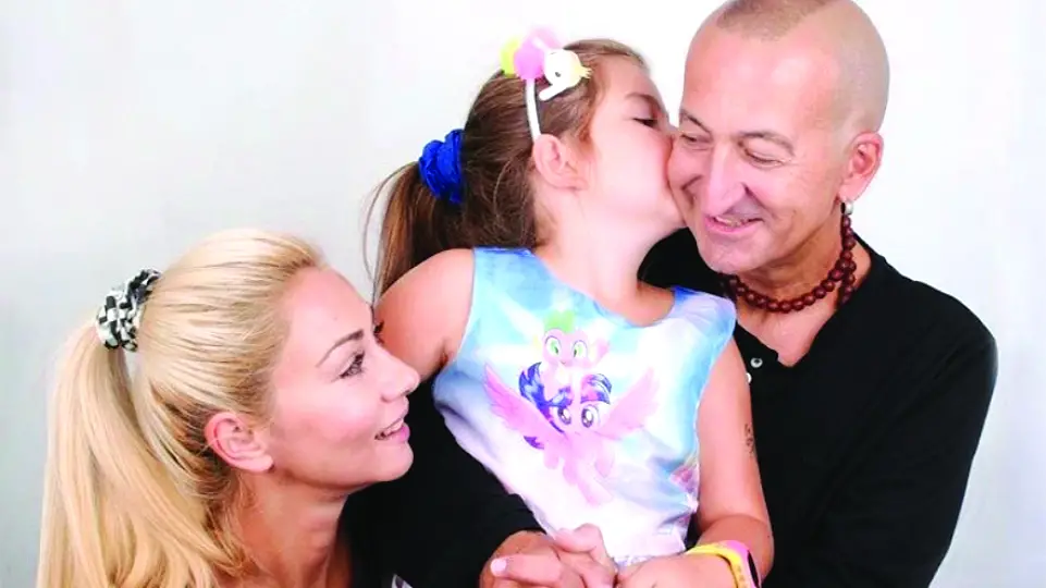 „глас“- ът на нети е магия в светлината на прожектора d0b3d0bbd0b0d181 d18ad182 d0bdd0b0 d0bdd0b5d182d0b8 d0b5 d0bcd0b0d0b3d0b8d18f d0b2 d181d0b2d0b5d182d0bbd0b8d0bdd0b0d182d0b0 1 актрисата, певица и оперна дива преди години откри случайно биологичните си родители моноспектакълът &bdquo;глас“ в зала &bdquo;максим“ на театър българска армия е вдъхновяващ триумф за таланта, неговите падения и звездни мигове, любовни трепети и артистични страдания. &nbsp;а родената на 14 септември 1975 г. Нети предизвиква взрив от заслужени аплодисменти с многото роли, в които се превъплъщава по време на представлението, &nbsp;и с невероятния си сопран. &nbsp; както казват създателите на спектакъла, &nbsp;&bdquo;глас“ не е просто пиеса, а преживяване &ndash; огледало, в което се отразяват битките и триумфите на всеки артист, който се осмелява да мечтае. Станете свидетели на превръщането на тишината в песен, на сянката в светлина и открийте гласа, който резонира във всички нас. Изживейте магията на &bdquo;глас“ и позволете на представлението да ви вдъхнови да намерите смелост да излезете от сянката и да влезете в собствената си светлина на прожекторите”. Талантливият човек почти винаги подлага успехите си на съмнения. &nbsp;но, &nbsp;понякога е достатъчно да падне голямата бариера, за да открие себе си, &nbsp;да разбере че е важен за публиката, чиито аплодисменти са стимул за завоюване на нови върхове. В &bdquo;глас“ виктория глас е жена със силен характер, &nbsp;която е категорична: &nbsp;каквото и да ни се случи, винаги трябва да бъдем себе си. &nbsp; а нети в тази си роля е дубльорка на оперната прима мария калас. &nbsp;пътува винаги с трупата. &nbsp;получава заплата, без никой да подозира нейното съществуване. Тайно съпътства кумира си зад кулисите, попива всеки жест &nbsp;и движение. И ако някой попита защо, отговорът на мениджъра е прост: &nbsp;ами ако се разболее калас? &nbsp;билетите са продадени и ще изгубим много пари! Чрез образа на нети в пиесата на елена алексиева , режисирана от ивайло христов, навлизаме в психиката на една артистка, разпъната между възхищението и съперничеството, а гласът ѝ отразява бурните емоции на един живот, изживян в периферията на славата. Твърдят го създателите на това брилянтно представление, в края на което зрителите ще избухнат в аплодисменти, защото нети дава всичко от себе си, за да докаже едно: &nbsp;оперното й пеене като че ли по нищо не отстъпва на ариите, изпълнени от великата калас. &nbsp; в пиесата &nbsp;това се случва &nbsp;в малък клуб с въображаеми туристи, тя е наета от алкохолизиран и похотлив продуцент, където е представена като калас, &nbsp;за която пък случайните зрители едва ли знаят, че е сред мъртвите. В живия живот обаче спектакълът дава категорична заявка, че в&nbsp;българия има артисти, &nbsp;достойни за голямата световна сцена. Не са само великолепните ни волейболисти! За виктория глас истината е следната: &nbsp;&bdquo;миналото стои на пътя ти. Там, където никога не е имало път“. Живот като на кино нети не крие годините си. Скоро тя отпразнува 50 в компанията на най-близките си приятели и роднини. Поздравиха я любимият й съпруг дони, иван лечев и част от музикантите на група &bdquo;фондацията“. &nbsp; сред гостите й бяха нейните биологични родители. Ето част от житейската история на актрисата, която тя емоционално разказа първо в предаването &bdquo;търси се“ на &nbsp;би ти ви. Израстнала е в семейството на интелектуалците георги и светла, които са вече покойници. Преди няколко години, когато нети, подрежда документи в дома им, попада на смъртен акт с нейното име &ndash; антоанета георгиева добрева, издаден цели 20 години преди раждането й. &nbsp; &nbsp;&nbsp; оказва се, че става дума за &nbsp;дъщерята на “баща й” от минал брак, &nbsp;а с “майка й“ &nbsp;не са могли да имат дете и са осиновили нети в град плевен. Те й дават името на момичето, &nbsp;което завинаги е останало момиче. &nbsp; след серия от разговори с близки приятели и нови познати, &nbsp;нети установява, че неин баща е актьорът от плевенския театър петьо кръстев, а майка й &nbsp;- джилда първанова. &nbsp;двамата са имали кратка любовна история и поради това, че майка й заминава за германия, а баща й остава тук, я дават за осиновяване. &nbsp; &bdquo;през целия си живот съм се съмнявала, че живея с истинските си родители. Дори нямахме физическа прилика“, сподели преди време нети, която е благодарна за грижите на своите осиновители. &nbsp; оказва се също , че нети има сестра &ndash; талантливата и чаровна журналистка от &nbsp;&bdquo;тази събота и неделя“ &nbsp;александра кръстева. Тя предложи&nbsp;брак&nbsp;от сцената на 27 март, 2001 г. По време на церемонията по връчване на театралните награди &bdquo;икар“ нети изрече от сцената: &bdquo;дони, ще се ожениш ли за мен? “. &nbsp;добрин векилов - дони каза &bdquo;да“ на изгряващата тогава театрална звезда пред повече от 800 души, дошли на празника в народен театър &bdquo;иван вазов“. Сватбата е три месеца след първата им среща. &bdquo;започна да става огнено като се заговорихме. Не беше от пръв поглед, а от първи разговор. Седнахме с приятели, започнахме да си говорим и&hellip;ако нещо ни раздели, ще счупи половината от мен“, сподели преди година дони. &nbsp;
двамата имат дъщеря лилия, която се ражда 10 години след венчавката им. &nbsp;
освен, че е завършила &bdquo;актьорско майсторство“ във витиз &bdquo;кръстьо сарафов“ в класа на стефан данаилов, нети има и диплом за класическо пеене, &nbsp;дебютира с главни роли в няколко оперни спектакли. Но... Не само заради това си заслужава да я гледате в ролята на виктория глас. Юстиция