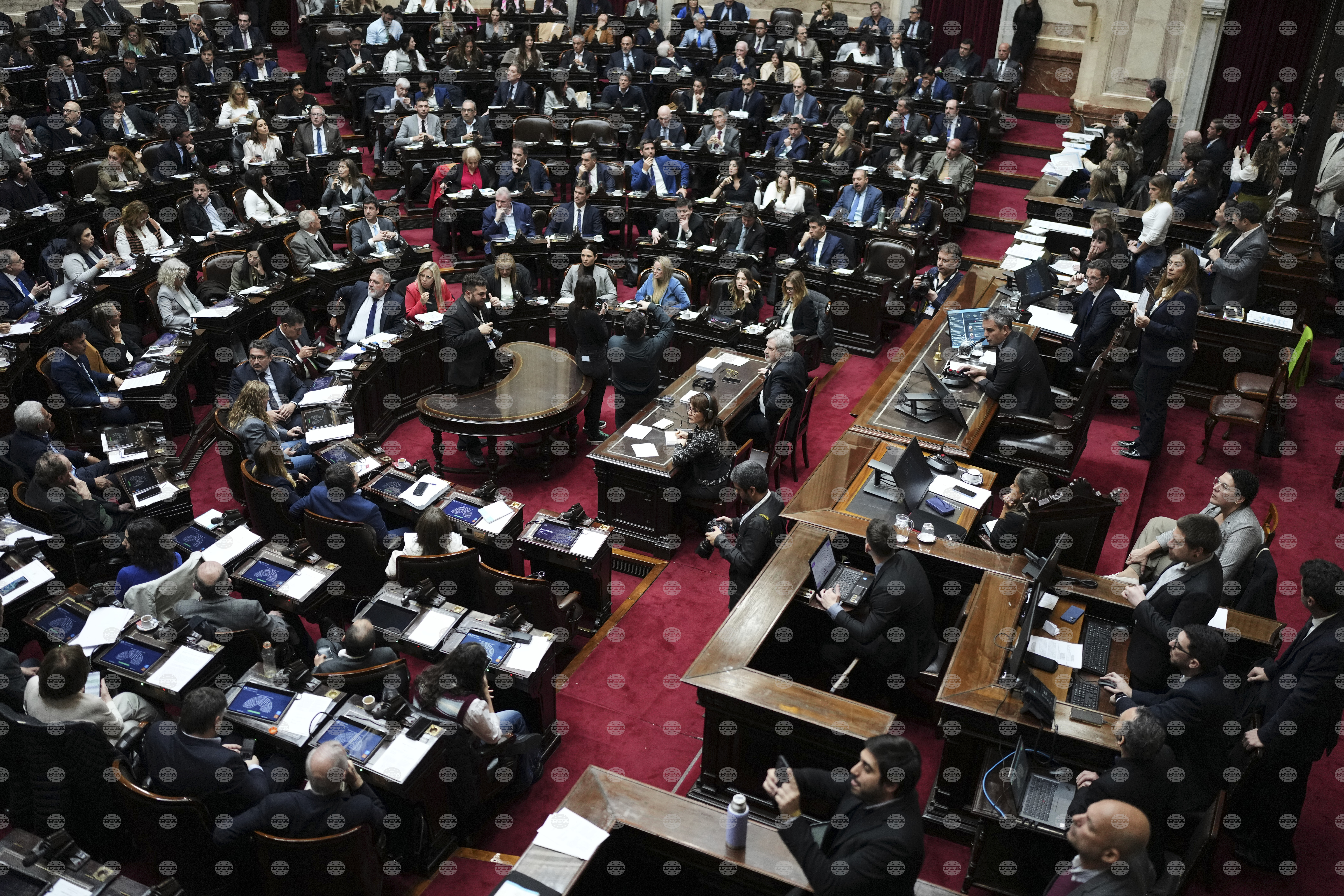 Долната камара на аржентинския парламент одобри проектозакон за ограничаване на правомощията на президента да издава укази d0b4d0bed0bbd0bdd0b0d182d0b0 d0bad0b0d0bcd0b0d180d0b0 d0bdd0b0 d0b0d180d0b6d0b5d0bdd182d0b8d0bdd181d0bad0b8d18f d0bfd0b0d180d0bbd0b0 долната камара на аржентинския парламент одобри проектозакон за ограничаване на правомощията на президента да издава укази, предаде ройтерс. Решението на депутатите е предизвикателство за хавиер милей, чиято партия "свободата идва" има малцинство в двете камари на законодателния орган.  милей обаче запазва правото си на вето върху законопроекта. Управляващата партия заяви, че ако новите текстове бъдат приети, те ще дестабилизират политическата обстановка и ще създадат правна несигурност. Но според критиците президентът издава прекомерно много укази и по този начин нанася щети на държавните институции. Новите законодателни мерки ще позволят на опозицията във всяка от двете камари на парламента да блокира президентските укази с обикновено мнозинство и по този начин правителството на милей ще бъде принудено да търси по-широк консенсус по отношение на управленската си програма. На 26 октомври в аржентина ще се произведат междинни избори, които се смятат за решаващо изпитание за президента. Ако "свободата идва" не успее да събере достатъчно гласове, на милей ще му е много трудно да прокара планираните реформи.   юстиция