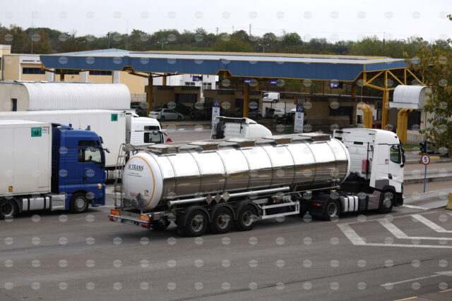 На граничен пункт "Стрезимировци" сръбските власти временно са преустановили пропускането на камиони с товар на изход от България