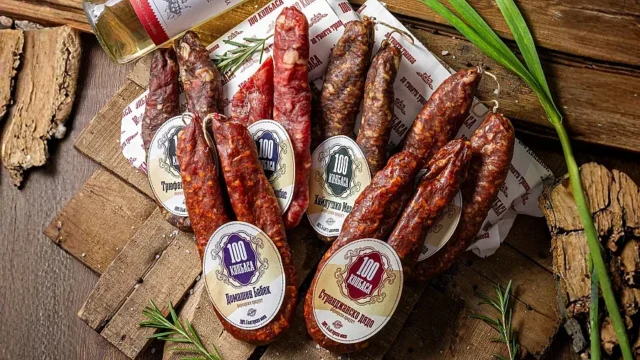 От стари рецептурници до смели експерименти: Продуктите на „100 колбаса“ с изцяло българско месо