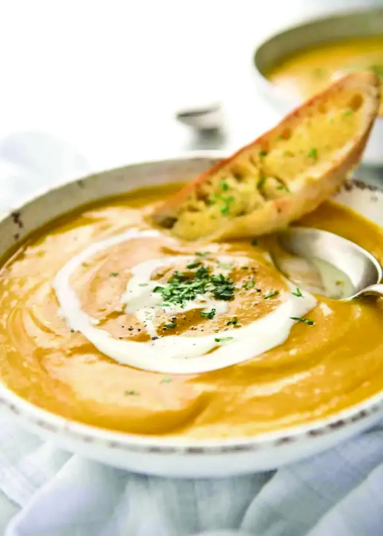 Топло и вкусно: есенни крем супи d182d0bed0bfd0bbd0be d0b8 d0b2d0bad183d181d0bdd0be d0b5d181d0b5d0bdd0bdd0b8 d0bad180d0b5d0bc d181d183d0bfd0b8 5 от тиква до кестени – 4 рецепти, които ще стоплят душата ти с настъпването на есента идват и първите хладни вечери, които просто си плачат за нещо топло, ароматно и домашно. А какво по-подходящо от една богата, кремообразна супа, пълна с вкусове и аромати от сезона? Събрахме за теб 4 подбрани рецепти за есенни супи &ndash; от класическата крем супа от тиква с джинджифил до по-нестандартната версия с печени кестени и кореноплодни. И, разбира се, не сме забравили любимата крем супа с пиле &ndash; за почитателите на нещо по-засищащo. &nbsp; от тиква с джинджифил и кокосово мляко продукти: 500 г тиква (обелена и нарязана), 1 глава лук, 1 картоф, 1 с. Л. Настърган пресен джинджифил, 400 мл кокосово мляко, 500 мл зеленчуков бульон, зехтин, сол, черен пипер
приготвяне: задушете лука в малко зехтин, добавете джинджифила. Прибавете тиквата и картофа, нарязани на кубчета. Залейте със зеленчуковия бульон и вари до омекване (около 20 мин). Пасирайте до гладкост, добави кокосовото мляко и подправи. Загрейте отново и сервирай с тиквени семки или крутони. Гъбена с мащерка и сметана продукти: 400 г гъби (печурки, манатарки или микс), 1 глава лук, 1 скилидка чесън, 100 мл готварска сметана, 700 мл вода или бульон, мрясна мащерка, масло, сол, черен пипер
приготвяне: запържете лука и чесъна в масло. Добавете нарязаните гъби и запържи до златисто. Залейте с вода/бульон, добавете мащерка и оставете да ври 15 мин. Пасирайте половината от супата, върни обратно и добави сметаната. Подправете и поднесете с препечена филийка. С пиле и зеленчуци продукти (за 4 порции): 1 с. Л. Зехтин или масло, 1 глава лук, 1 морков, 1 картоф, 1/2 ч. Ч. Целина (по избор), 1 скилидка чесън, 250 г пилешко филе (варено или запържено), 700 мл пилешки бульон (или вода с кубче), 100 мл готварска сметана (по желание), сол, черен пипер, магданоз за поръсване приготвяне: подгответе продуктите &ndash; нарежете лука, моркова, картофа и целината на малки парчета. Ако пилето е сурово &ndash; нарежете и него (може да използвате остатъци от печено пиле). Задушете зеленчуците &ndash; в тенджера загрейте мазнината, добавете лука и чесъна, гответе 2 мин. Добавете моркова, картофа и целината. Задушете още няколко минути. Добавете пилето и бульона &ndash; ако пилето е сурово, сложете го да се готви със зеленчуците. Ако е предварително сготвено &ndash; добавете го накрая. Залейте с бульона и оставете да ври 20 минути, докато всичко омекне. Пасирайте &ndash; когато зеленчуците и пилето са готови, извадете част от месото (ако искате да има парченца в супата) и пасирайте останалото до гладка кремообразна смес. Добавете сметаната и подправките &ndash; върнете месото, добавете сметаната, овкусете със сол и черен пипер. Разбъркайте и оставете да кипне за още 2&ndash;3 минути. Сервирайте &ndash; поръсете с пресен магданоз, поднесете с крутони или препечена филийка. От печени кестени и кореноплодни продукти: 200 г печени кестени (обелени), 1 морков, 1 глава целина (или пащърнак), 1 картоф, 1 глава лук, 700 мл зеленчуков бульон, масло, мащерка, сол, черен пипер
приготвяне: задушете лука в масло, добавете нарязаните кореноплоди. Прибавете кестените и мащерката (може и вече печени кестени). Залейте с бульона и вари до омекване (20&ndash;25 мин). , пасирайте до гладка смес и подправи на вкус. Поднесете с капка сметана или крутони. &nbsp; юстиция