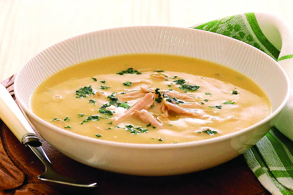 Топло и вкусно: есенни крем супи d182d0bed0bfd0bbd0be d0b8 d0b2d0bad183d181d0bdd0be d0b5d181d0b5d0bdd0bdd0b8 d0bad180d0b5d0bc d181d183d0bfd0b8 7 от тиква до кестени – 4 рецепти, които ще стоплят душата ти с настъпването на есента идват и първите хладни вечери, които просто си плачат за нещо топло, ароматно и домашно. А какво по-подходящо от една богата, кремообразна супа, пълна с вкусове и аромати от сезона? Събрахме за теб 4 подбрани рецепти за есенни супи &ndash; от класическата крем супа от тиква с джинджифил до по-нестандартната версия с печени кестени и кореноплодни. И, разбира се, не сме забравили любимата крем супа с пиле &ndash; за почитателите на нещо по-засищащo. &nbsp; от тиква с джинджифил и кокосово мляко продукти: 500 г тиква (обелена и нарязана), 1 глава лук, 1 картоф, 1 с. Л. Настърган пресен джинджифил, 400 мл кокосово мляко, 500 мл зеленчуков бульон, зехтин, сол, черен пипер
приготвяне: задушете лука в малко зехтин, добавете джинджифила. Прибавете тиквата и картофа, нарязани на кубчета. Залейте със зеленчуковия бульон и вари до омекване (около 20 мин). Пасирайте до гладкост, добави кокосовото мляко и подправи. Загрейте отново и сервирай с тиквени семки или крутони. Гъбена с мащерка и сметана продукти: 400 г гъби (печурки, манатарки или микс), 1 глава лук, 1 скилидка чесън, 100 мл готварска сметана, 700 мл вода или бульон, мрясна мащерка, масло, сол, черен пипер
приготвяне: запържете лука и чесъна в масло. Добавете нарязаните гъби и запържи до златисто. Залейте с вода/бульон, добавете мащерка и оставете да ври 15 мин. Пасирайте половината от супата, върни обратно и добави сметаната. Подправете и поднесете с препечена филийка. С пиле и зеленчуци продукти (за 4 порции): 1 с. Л. Зехтин или масло, 1 глава лук, 1 морков, 1 картоф, 1/2 ч. Ч. Целина (по избор), 1 скилидка чесън, 250 г пилешко филе (варено или запържено), 700 мл пилешки бульон (или вода с кубче), 100 мл готварска сметана (по желание), сол, черен пипер, магданоз за поръсване приготвяне: подгответе продуктите &ndash; нарежете лука, моркова, картофа и целината на малки парчета. Ако пилето е сурово &ndash; нарежете и него (може да използвате остатъци от печено пиле). Задушете зеленчуците &ndash; в тенджера загрейте мазнината, добавете лука и чесъна, гответе 2 мин. Добавете моркова, картофа и целината. Задушете още няколко минути. Добавете пилето и бульона &ndash; ако пилето е сурово, сложете го да се готви със зеленчуците. Ако е предварително сготвено &ndash; добавете го накрая. Залейте с бульона и оставете да ври 20 минути, докато всичко омекне. Пасирайте &ndash; когато зеленчуците и пилето са готови, извадете част от месото (ако искате да има парченца в супата) и пасирайте останалото до гладка кремообразна смес. Добавете сметаната и подправките &ndash; върнете месото, добавете сметаната, овкусете със сол и черен пипер. Разбъркайте и оставете да кипне за още 2&ndash;3 минути. Сервирайте &ndash; поръсете с пресен магданоз, поднесете с крутони или препечена филийка. От печени кестени и кореноплодни продукти: 200 г печени кестени (обелени), 1 морков, 1 глава целина (или пащърнак), 1 картоф, 1 глава лук, 700 мл зеленчуков бульон, масло, мащерка, сол, черен пипер
приготвяне: задушете лука в масло, добавете нарязаните кореноплоди. Прибавете кестените и мащерката (може и вече печени кестени). Залейте с бульона и вари до омекване (20&ndash;25 мин). , пасирайте до гладка смес и подправи на вкус. Поднесете с капка сметана или крутони. &nbsp; юстиция