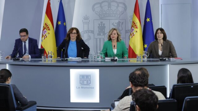 El Gobierno se lanza a combatir a Ayuso en todos los frentes El Gobierno se lanza a combatir a Ayuso en todos los frentes