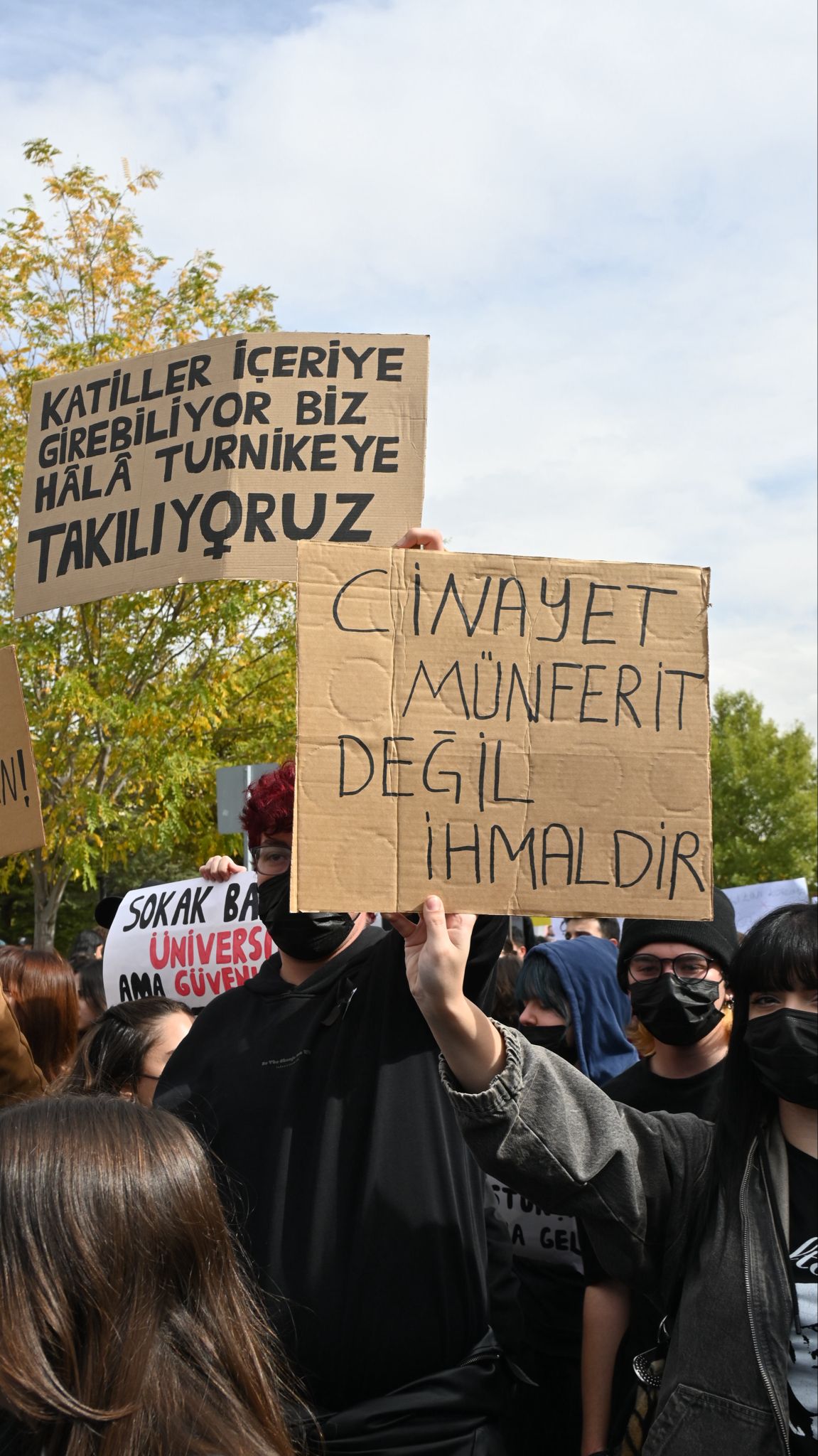 Erciyes üniversitesi’nde kadın cinayetine tepki: 'yas değil, önlem istiyoruz' - adalet - iustitia. Bg Erciyes üniversitesi’nde kadın cinayetine tepki: 'yas değil, önlem istiyoruz' erciyes universitesinde kadin cinayetine tepki yas degil onlem istiyoruz 1 iustitia. Bg kayseri’de erciyes üniversitesi edebiyat fakültesi önünde halk bilimi son sınıf öğrencisi meliha keskin,... Iustitia. Bg erciyes üniversitesi’nde kadın cinayetine tepki: 'yas değil, önlem istiyoruz' 2025-10-24 19:58:14 adalet - iustitia. Bg