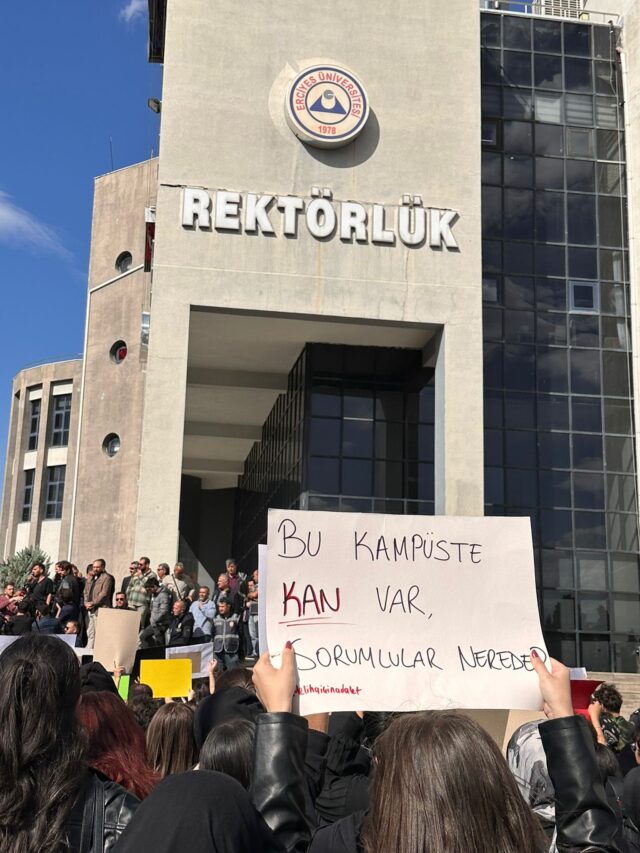 Erciyes Üniversitesi’nde kadın cinayetine tepki: 'Yas değil, önlem istiyoruz' Erciyes Üniversitesi’nde kadın cinayetine tepki: 'Yas değil, önlem istiyoruz'