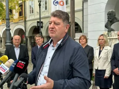 Bivol golobove spremembe zakonodaje ne bodo ustavile nasilnih romov, pač pa bodo slovenijo spremenile v policijsko državo - 2025 iustitia golobove spremembe zakonodaje ne bodo ustavile nasilnih romov pac pa bodo slovenijo spremenile v policijsko drzavo 2025 iustitia 1 bivol iustitia. Bg piše: ž. K.  
predsednik vlade je v novem mestu napovedal t. I. Šutarjev zakon, poimenovan po umorjenem... Iustitia. Bg golobove spremembe zakonodaje ne bodo ustavile nasilnih romov, pač pa bodo slovenijo spremenile v policijsko državo - 2025 iustitia 2025-10-29 18:30:24 pravosodje - iustitia. Bg bivol