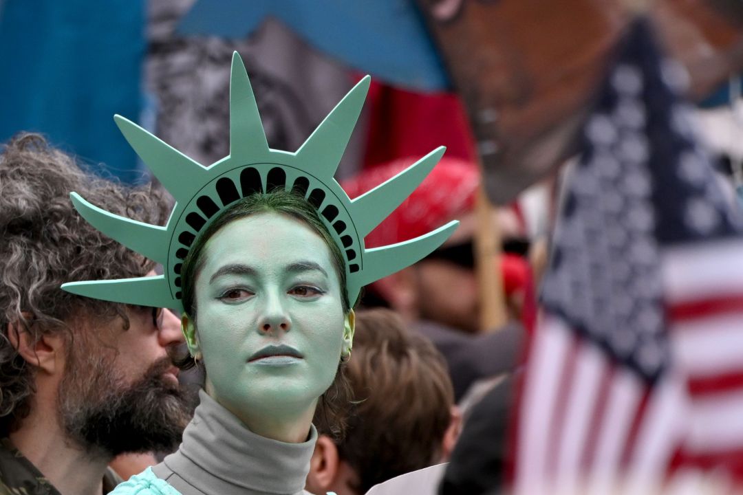 'no kings' rallies draw crowds across us to protest trump no kings rallies draw crowds across us to protest trump 4 protesters spanning all age groups took to the streets en masse for "no kings" rallies across the united states on... Iustitia. Bg 'no kings' rallies draw crowds across us to protest trump 2025-10-19 05:04:57 justice - iustitia. Bg