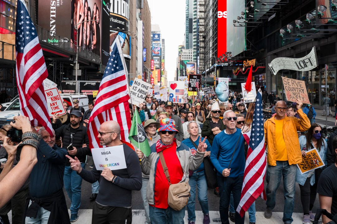 'no kings' rallies draw crowds across us to protest trump no kings rallies draw crowds across us to protest trump 9 protesters spanning all age groups took to the streets en masse for "no kings" rallies across the united states on... Iustitia. Bg 'no kings' rallies draw crowds across us to protest trump 2025-10-19 05:04:57 justice - iustitia. Bg