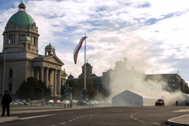 Politikai szóváltás miatt lövöldözés volt a szerbiai parlament előtt