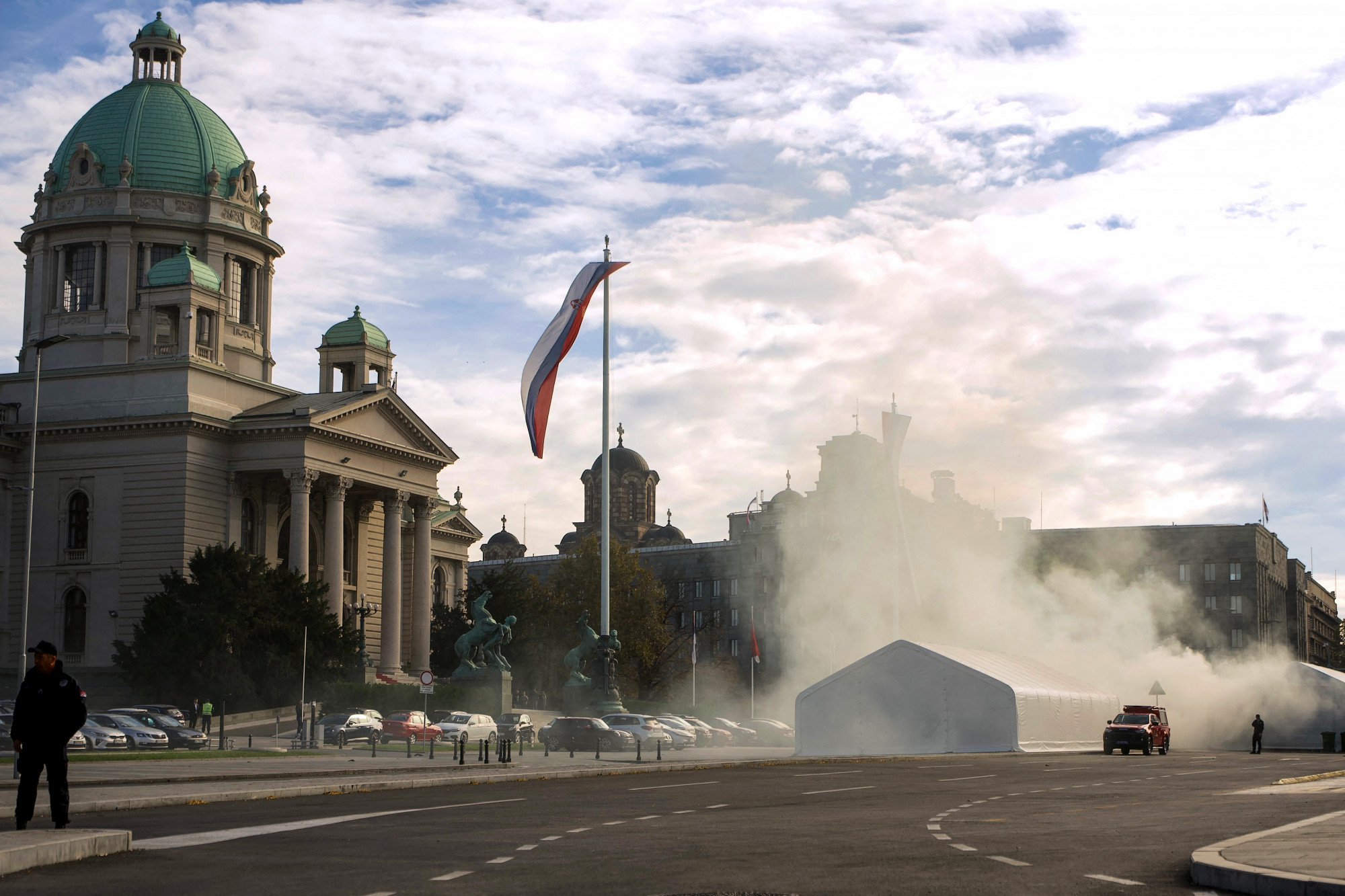 Politikai szóváltás miatt lövöldözés volt a szerbiai parlament előtt politikai szovaltas miatt lovoldozes volt a szerbiai parlament elott iustitia. Bg lövöldözés volt a szerbiai parlament épülete előtt, egy férfi... Iustitia. Bg politikai szóváltás miatt lövöldözés volt a szerbiai parlament előtt 2025-10-22 16:05:39 igazságszolgáltatás - iustitia. Bg