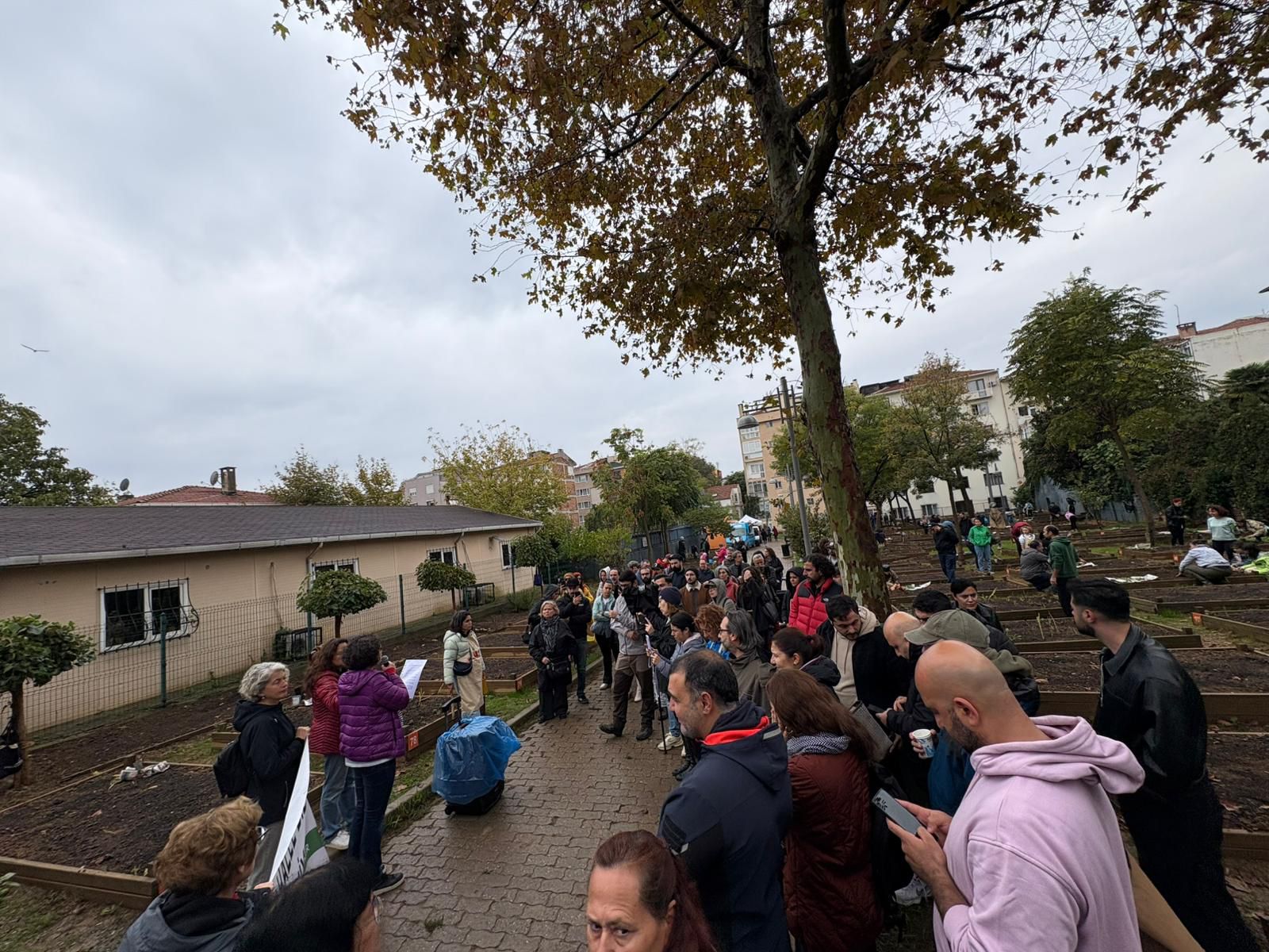 Rant planına karşı mücadele eden caferağa halkı moda bostanı açılışında buluştu - adalet - iustitia. Bg Rant planına karşı mücadele eden caferağa halkı moda bostanı açılışında buluştu rant planina karsi mucadele eden caferaga halki moda bostani acilisinda bulustu 2 iustitia. Bg i̇stanbul kadıköy'e bağlı caferağa mahallesi'nde, üzerinde, afet toplanma alanı da olan şair nefi çocuk... Iustitia. Bg rant planına karşı mücadele eden caferağa halkı moda bostanı açılışında buluştu 2025-10-19 15:05:31 adalet - iustitia. Bg