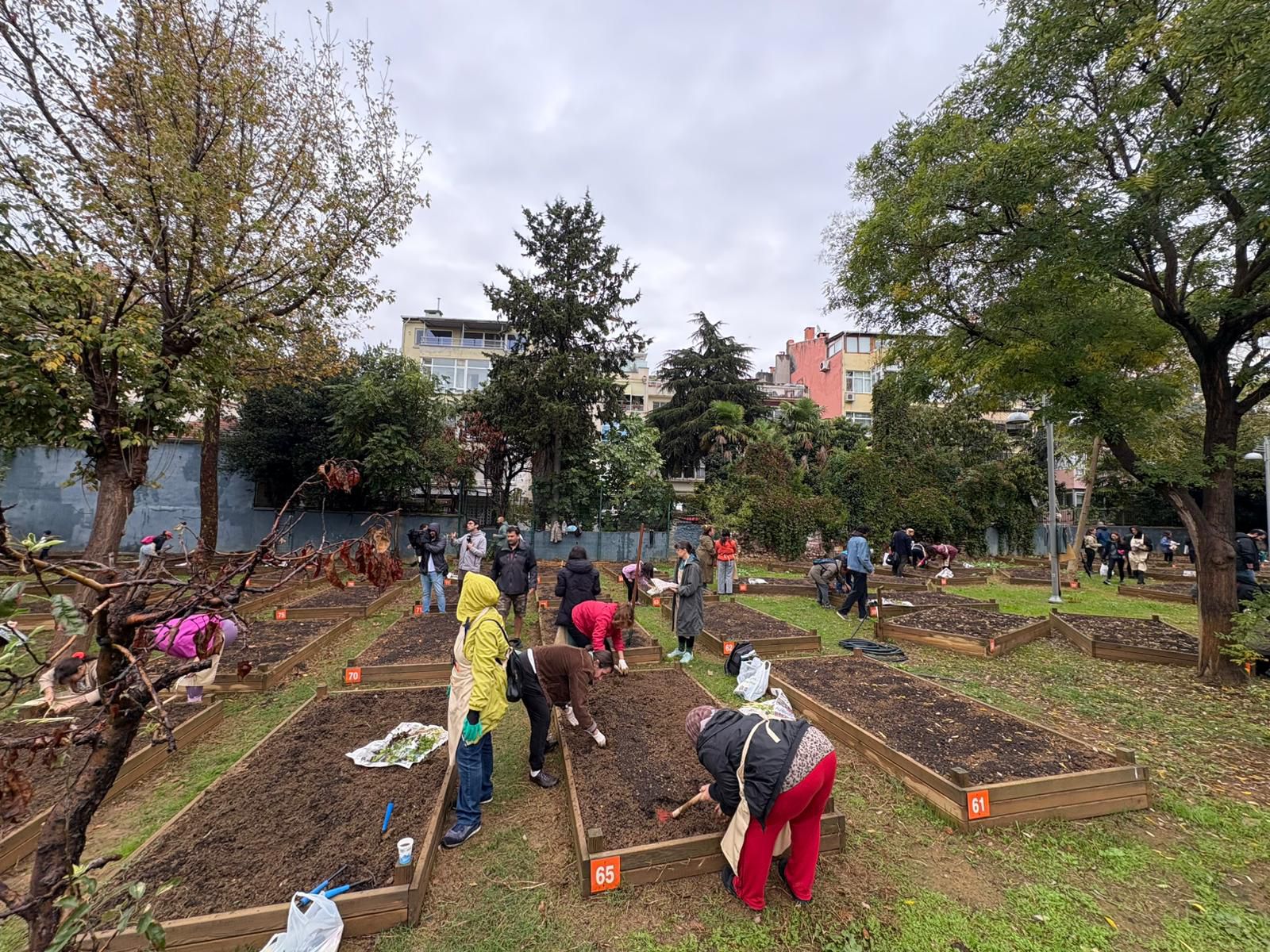 Rant planına karşı mücadele eden caferağa halkı moda bostanı açılışında buluştu - adalet - iustitia. Bg Rant planına karşı mücadele eden caferağa halkı moda bostanı açılışında buluştu rant planina karsi mucadele eden caferaga halki moda bostani acilisinda bulustu iustitia. Bg i̇stanbul kadıköy'e bağlı caferağa mahallesi'nde, üzerinde, afet toplanma alanı da olan şair nefi çocuk... Iustitia. Bg rant planına karşı mücadele eden caferağa halkı moda bostanı açılışında buluştu 2025-10-19 15:05:31 adalet - iustitia. Bg