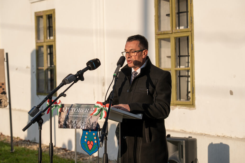 Rétvári bence: „’56-ban és ma is a szabadságszerető magyarországra figyel a világ. ” – méltóságteljes megemlékezés pencen retvari bence 56 ban es ma is a szabadsagszereto magyarorszagra figyel a vilag meltosagteljes megemlekezes pencen 155 iustitia. Bg -a himnusz közös eléneklésével kezdődött az 1956-os forradalom és szabadságharc évfordulójára rendezett... Iustitia. Bg rétvári bence: „’56-ban és ma is a szabadságszerető magyarországra figyel a világ. ” – méltóságteljes megemlékezés pencen 2025-10-22 19:57:12 igazságszolgáltatás - iustitia. Bg