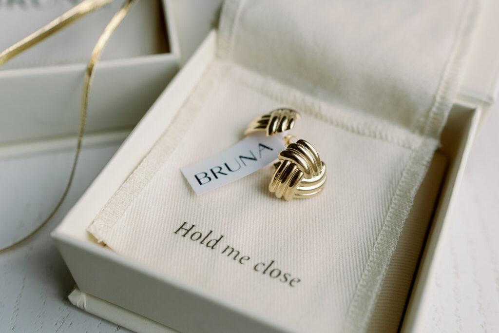 Detailaufnahme der goldenen knotenohrringe trento earrings von bruna the label – schmuck für jeden tag im 90s-stil