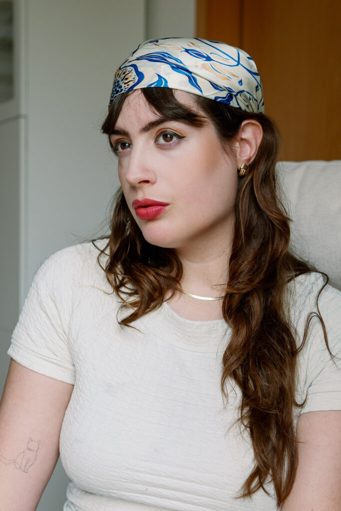 Porträt von andrea funk mit goldenen ohrringen und kopftuch – inspiration für schmuck für jeden tag