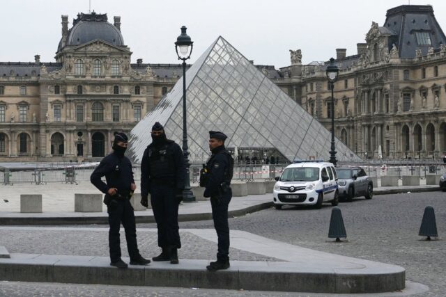 Suspects, objets volés... Ce que l'on sait du braquage au musée du Louvre