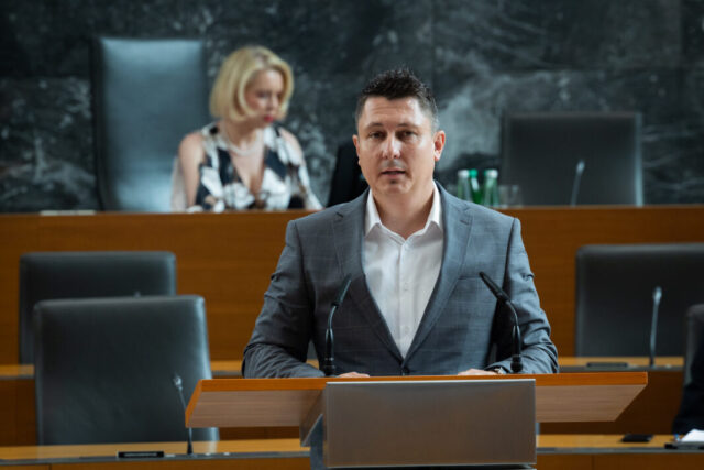 (VIDEO) Saj ni res, pa je: Poslanec Svobode prepričan, da si poslanci koalicije zaslužijo 30 odstotkov večjo plačo - 2025 iustitia