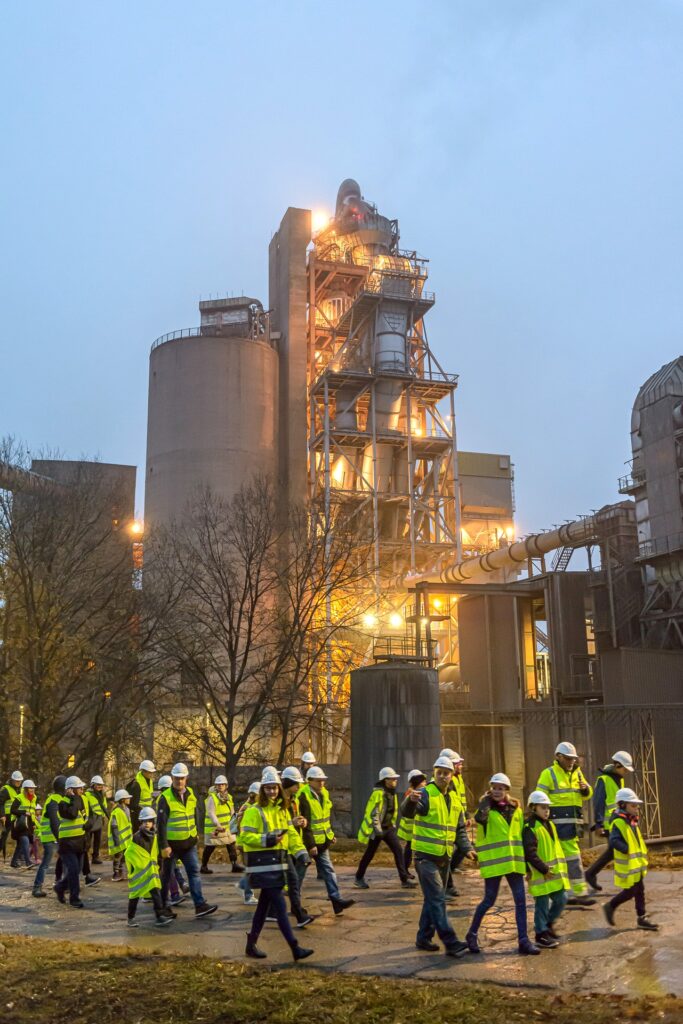 Aktuális a ddc gyárai újra megteltek látogatókkal a modern gyárak éjszakáján 2025 a ddc gyarai ujra megteltek latogatokkal a modern gyarak ejszakajan 2025 aktuális iustitia. Bg -a duna-dráva cement kft. (ddc) idén is csatlakozott a modern gyárak éjszakája rendezvénysorozathoz,... Iustitia. Bg a ddc gyárai újra megteltek látogatókkal a modern gyárak éjszakáján 2025 2025-11-19 15:18:33 igazságszolgáltatás - iustitia. Bg aktuális