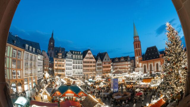 Adventszeit: "Frau Holle" strahlt: Frankfurter Weihnachtsmarkt eröffnet 2025