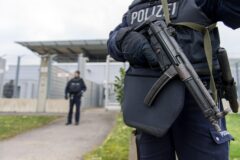 Deutschland und die welt anklage gegen sechs mutmaßliche linksextremisten zugelassen 2025 anklage gegen sechs mutmasliche linksextremisten zugelassen 2025 deutschland und die welt iustitia. Bg verfasst von:dpa sechs mutmaßliche linksextremisten, die zur gruppe „antifa-ost“ gehören sollen,... Iustitia. Bg anklage gegen sechs mutmaßliche linksextremisten zugelassen 2025 2025-11-14 17:16:00 iustitia. Bg - gerechtigkeit deutschland und die welt