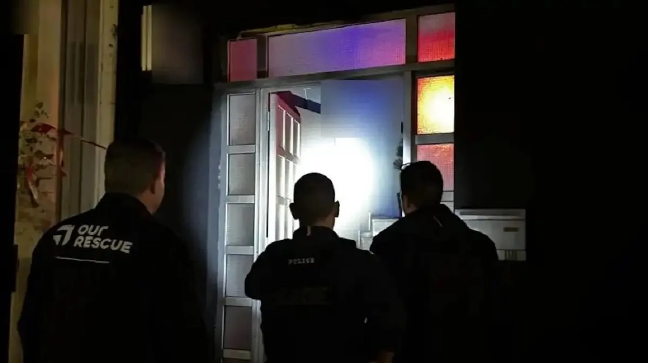 Έφοδος της ελας σε οίκους ανοχής στην αθήνα: εντοπίστηκαν θύματα trafficking και «σφραγισμένα» καταστήματα που λειτουργούσαν ξανά