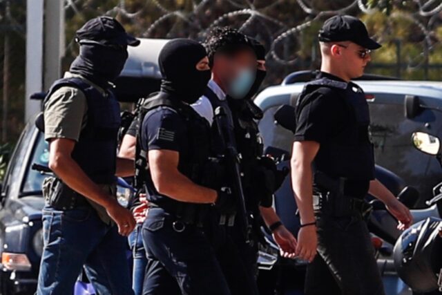 Δολοφονία τοπογράφου στο Ψυχικό: Υπό δρακόντεια μέτρα η δίκη στην Ευελπίδων 2025