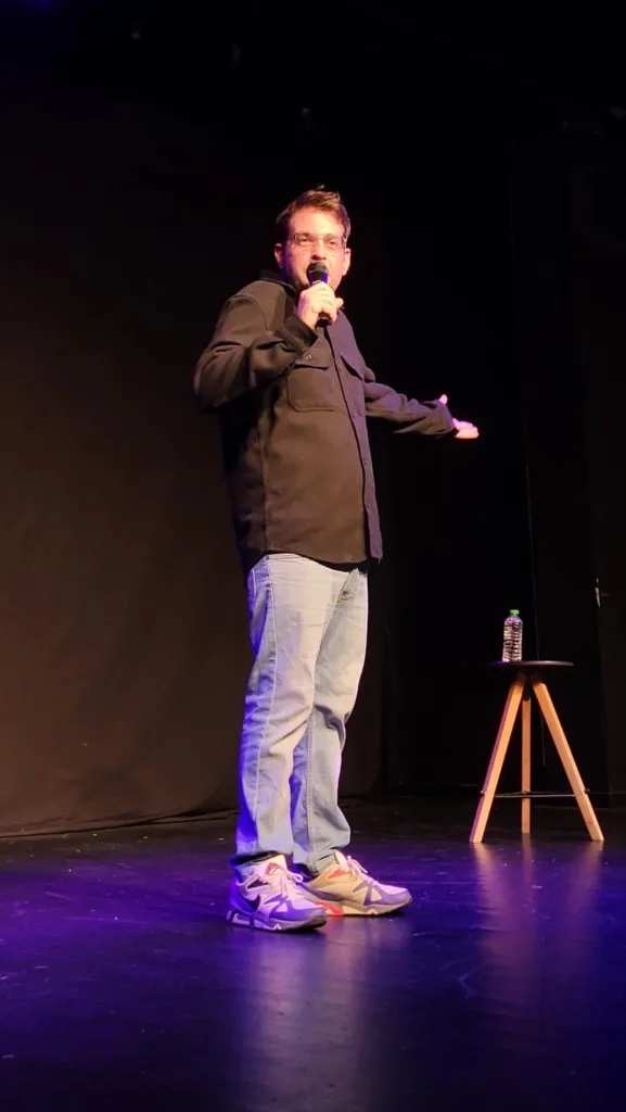 «ντεκαντάνς»: ο jeremy φέρνει το stand-up της παρακμής στο θέατρο act