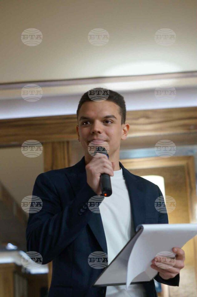 За съжаление, младежите не се интересуват от това кой управлява живота им, каза Наско Анастасов - ученик от Матемаматическата гимназия в Разград 2025