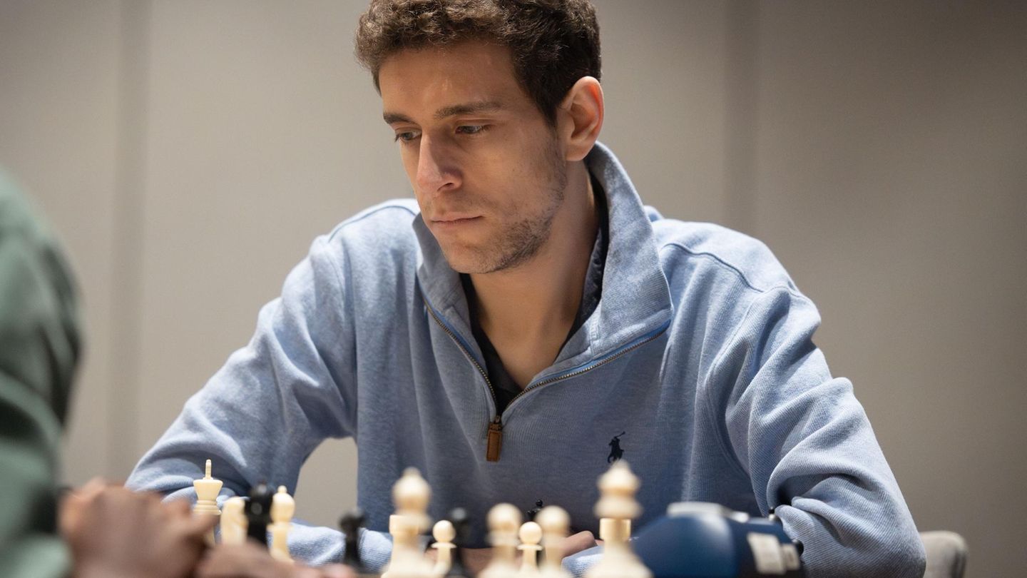 Schach daniel naroditsky: tod von schachstar – welche rolle spielte ein ex-weltmeister? 2025 daniel naroditsky tod von schachstar welche rolle spielte ein ex weltmeister 2025 schach der tod von daniel naroditsky erschüttert die schachwelt. Nun gerät der frühere weltmeister wladimir kramnik ins... Iustitia. Bg daniel naroditsky: tod von schachstar – welche rolle spielte ein ex-weltmeister? 2025 2025-11-13 11:53:00 iustitia. Bg - gerechtigkeit schach